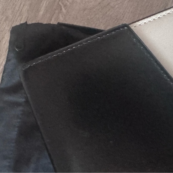 Saint Laurent YSL Uptown Wallet on Chain - Crema / Nero - Gold Hardware - Picture 11 of 12